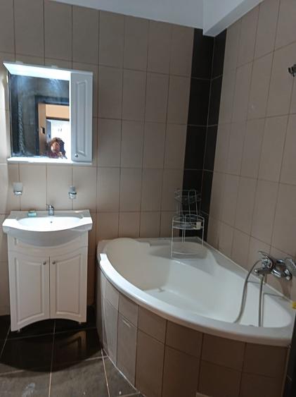 Apartament cu 3 camere semidecomandat în Militari