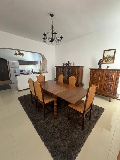 Casă cu 8 camere cu Garaj în Poienarii Burchii