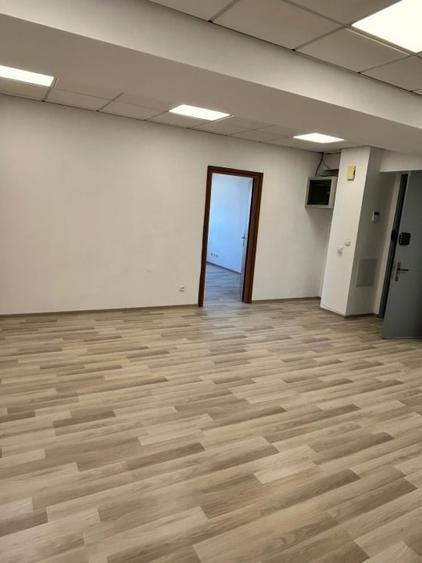 Birou, de 135 mp, în Universitate