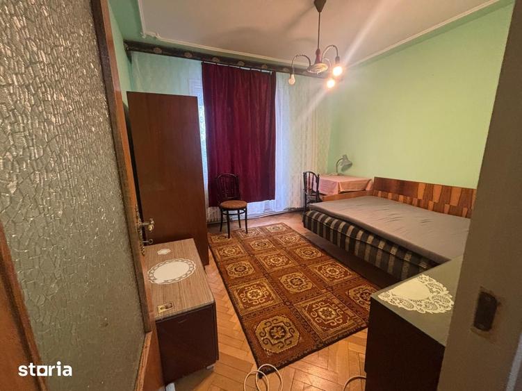 Apartament cu 3 camere semidecomandat în Podu Roș