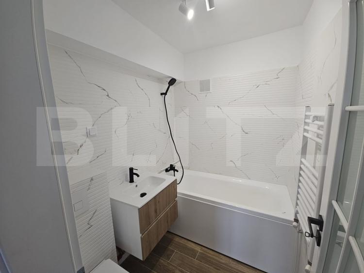 Apartament cu 3 camere semidecomandat în Podu Roș