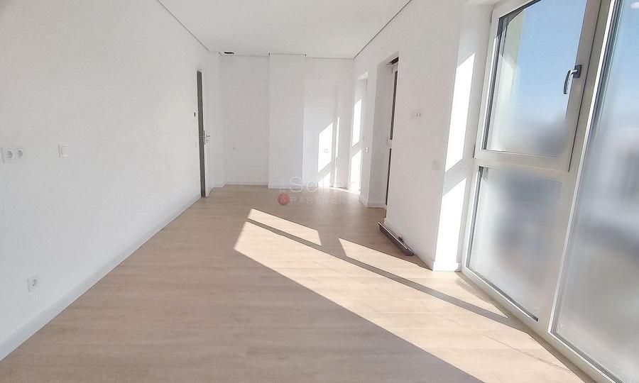 Apartament cu 4 camere decomandat în Astra
