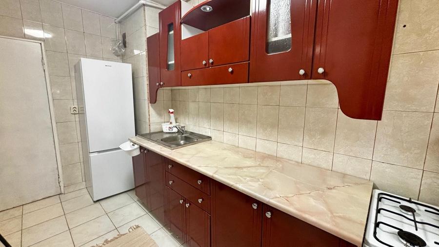 Apartament cu 3 camere decomandat, mobilat în B-dul București