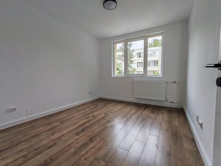 Apartament cu 3 camere semidecomandat în Titan