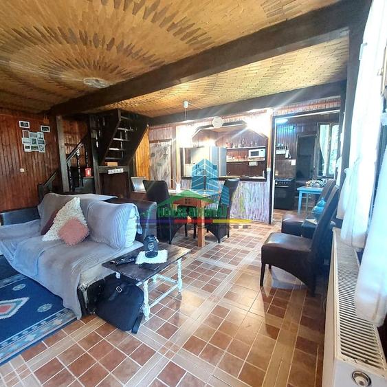 Casă cu 8 camere cu Teren 1050 Mp în Lepșa