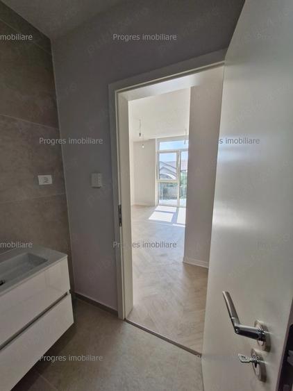 Apartament cu 3 camere semidecomandat în Aradului