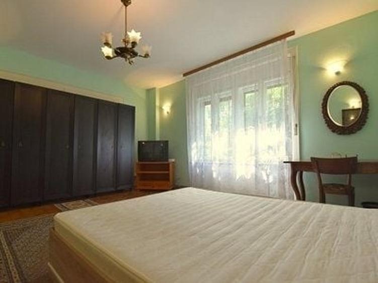 Apartament cu 4 camere decomandat în Medicină