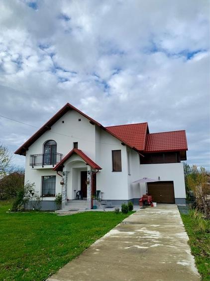 Casă cu 4 camere în Cătălina