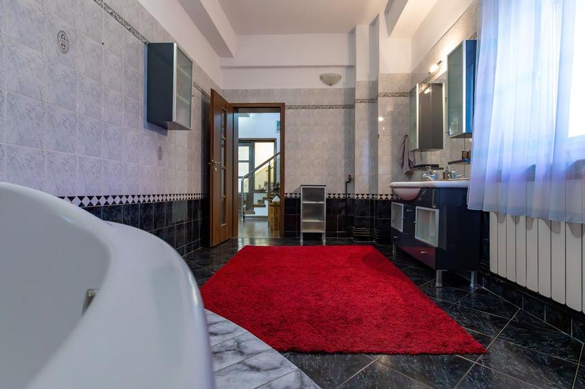 Casă individuală cu 8 camere cu Canalizare în Central