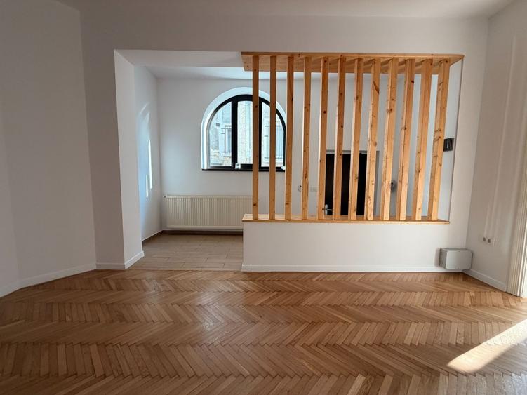 Birou, de 350 mp, în Romană