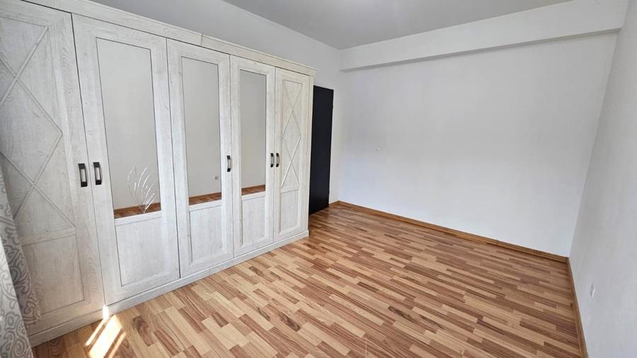 Apartament cu 3 camere semidecomandat în Europa