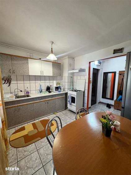 Apartament cu 3 camere semidecomandat în Gojdu