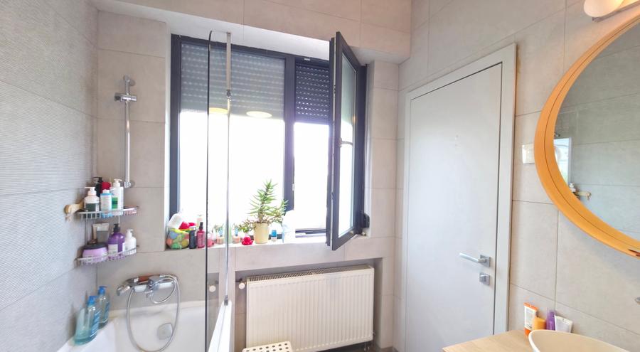 Apartament cu 3 camere semidecomandat în Cișmigiu
