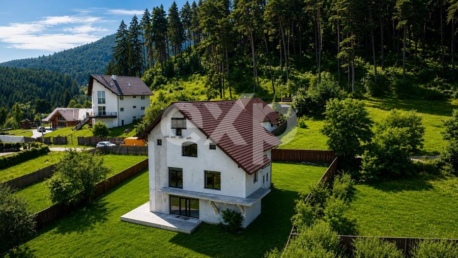 Casă individuală cu 11 camere cu Canalizare în Săcele