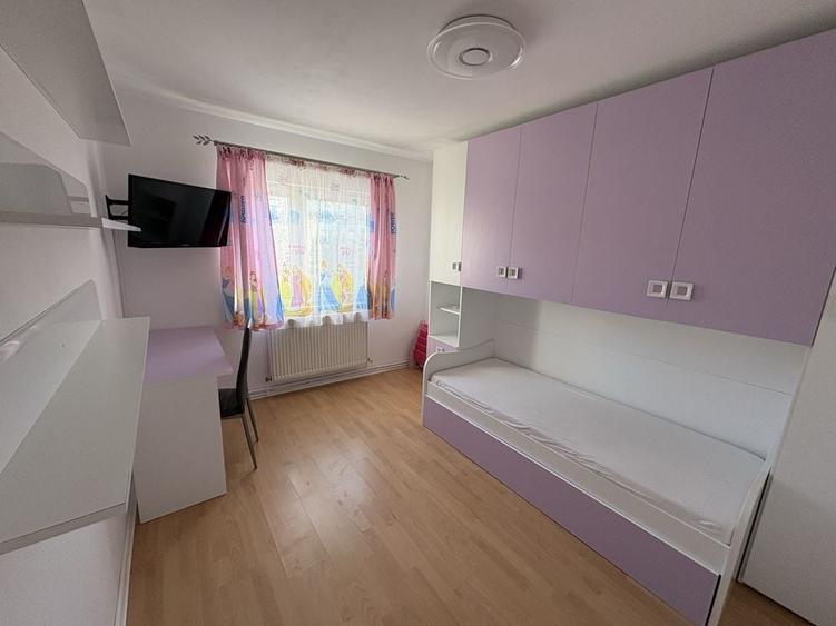 Apartament cu 4 camere decomandat în Plopilor