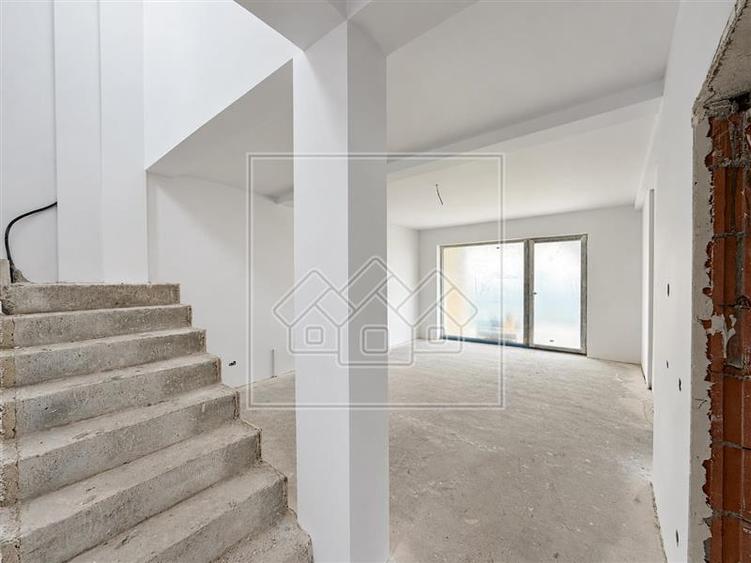 Duplex cu 5 camere cu Canalizare în Șura Mică