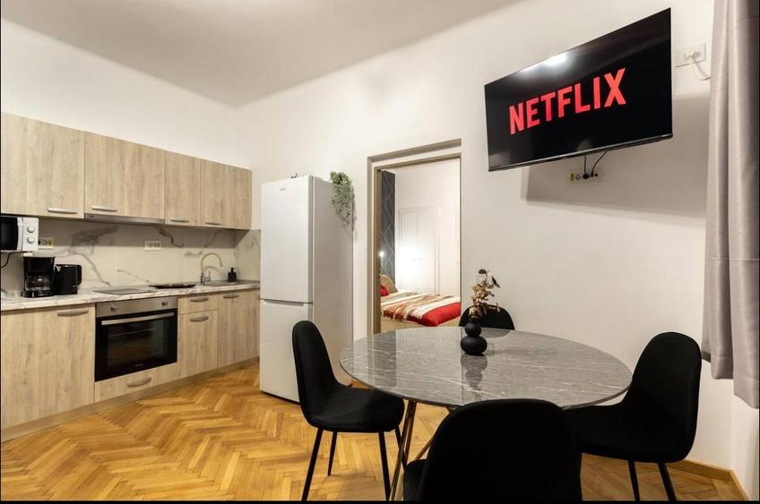 Apartament cu 3 camere semidecomandat în P-ța Romană