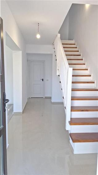 Duplex cu 4 camere cu Canalizare în Valea Lupului