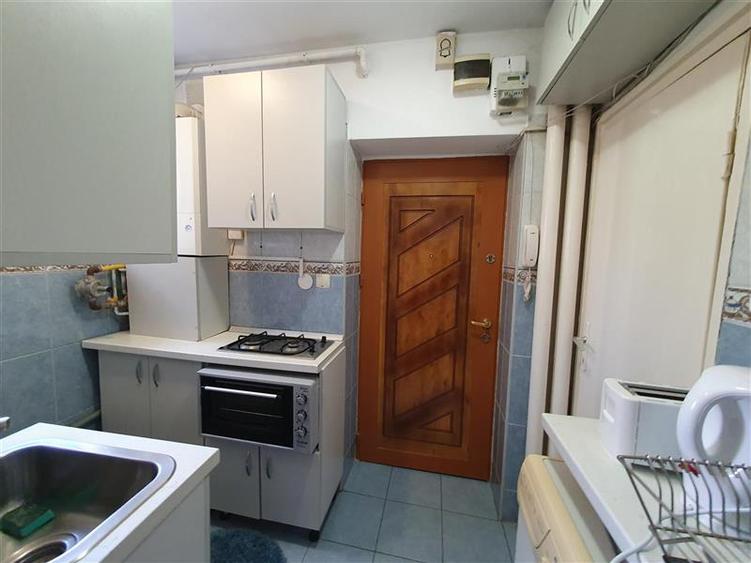 Apartament cu 2 camere semidecomandat, mobilat în Decebal
