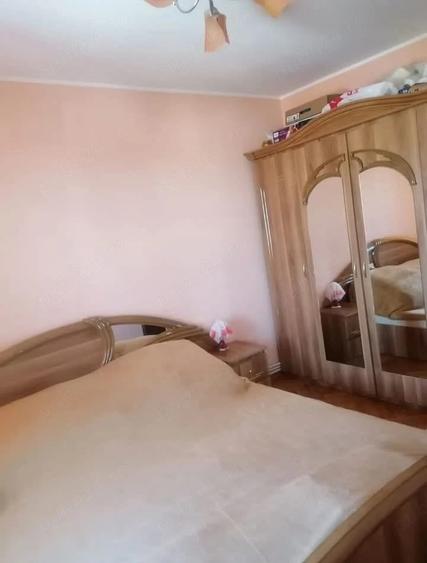 Apartament cu 3 camere decomandat în Siret