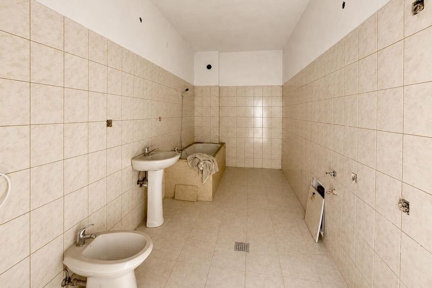 Casă individuală cu 7 camere cu Canalizare în Pârneava
