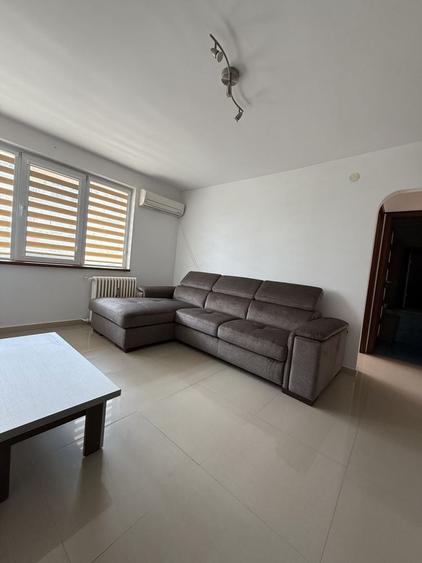 Apartament cu 3 camere semidecomandat în 1 Mai