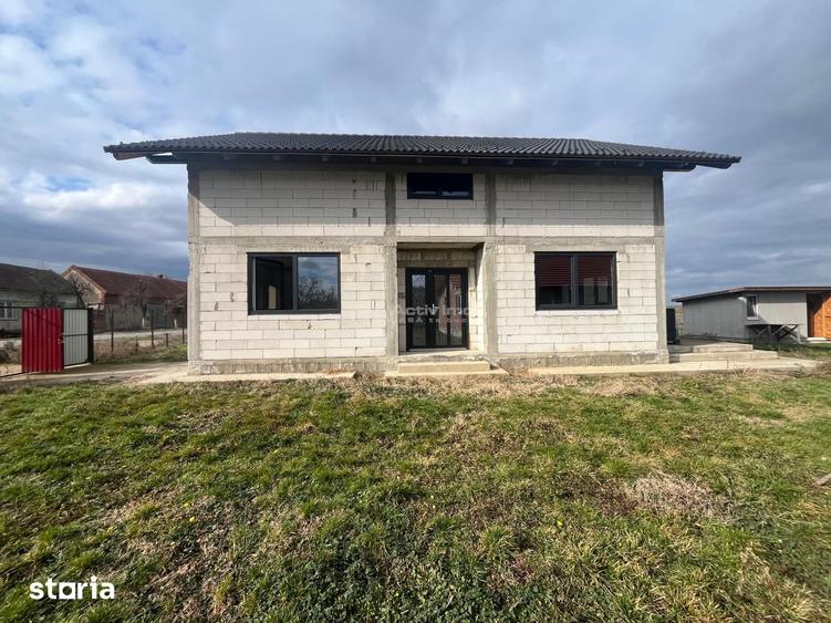 Casă cu 5 camere cu Teren 1414 Mp în Știuca