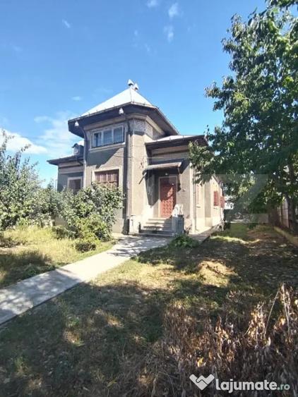 Casă cu 4 camere cu Teren 740 Mp în Cetate