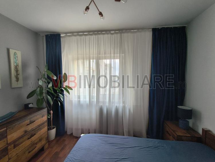 Apartament cu 2 camere semidecomandat, mobilat în Tei