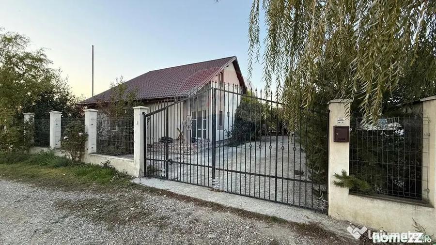Casă cu 5 camere cu Teren 500 Mp în Est