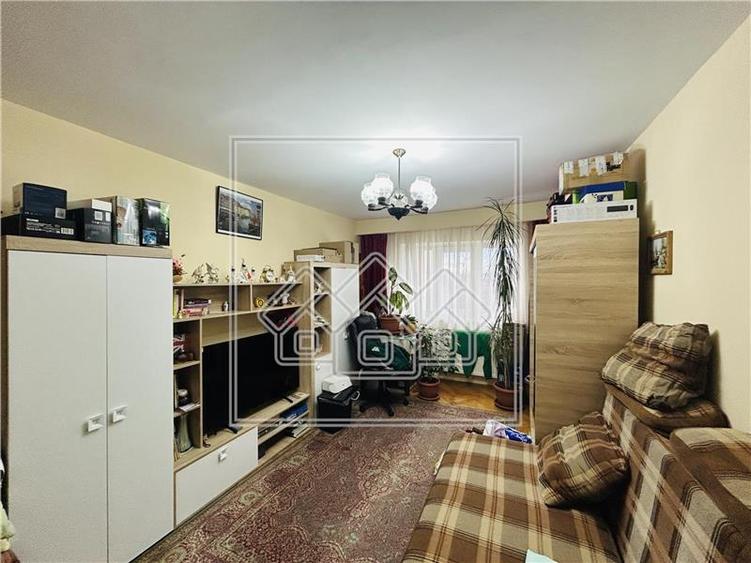 Apartament cu 2 camere decomandat în Valea Aurie