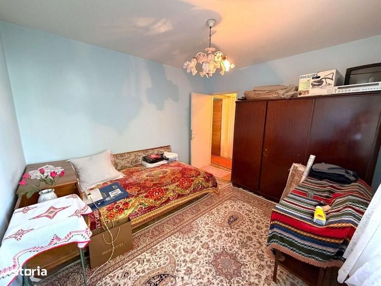 Apartament cu 3 camere semidecomandat în Costin Georgian