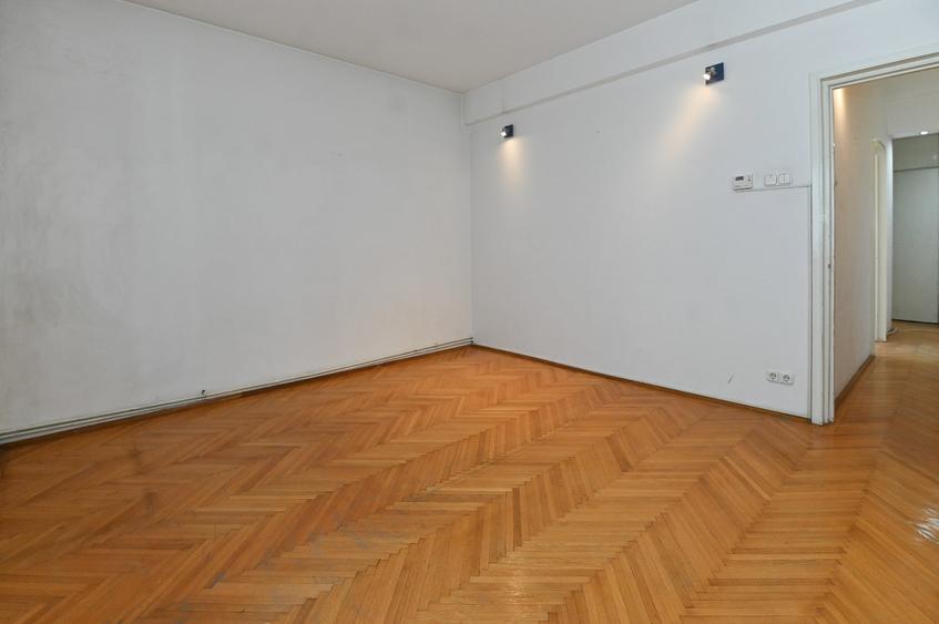 Apartament cu 4 camere decomandat în P-ța Sfinții Voievozi