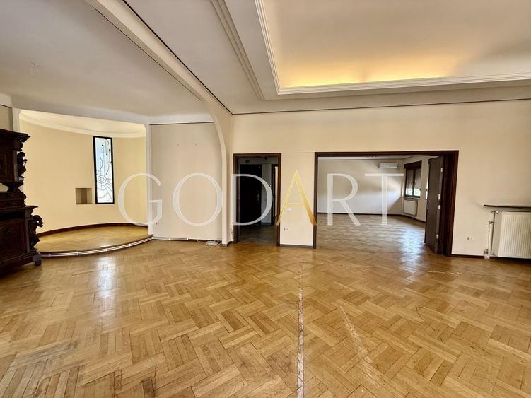Apartament cu 5 camere decomandat în Dorobanți