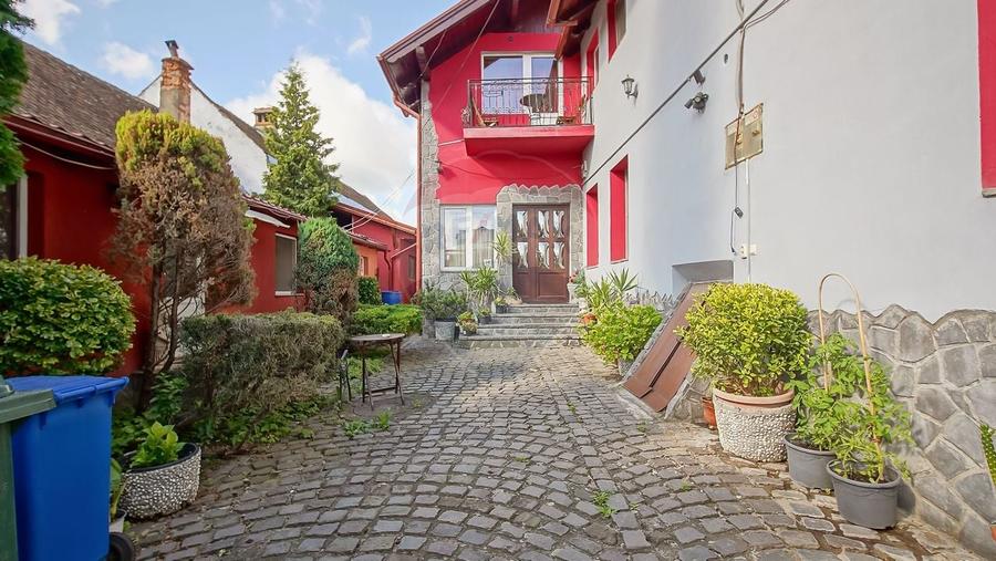 Casă individuală cu 11 camere cu Teren 789 Mp în Florilor