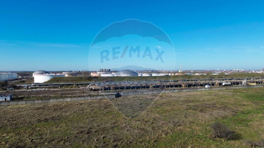 Teren intravilan de 35912 mp, în Est