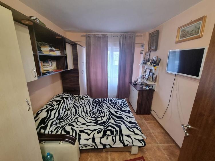 Apartament cu 3 camere decomandat, mobilat în Poarta 6