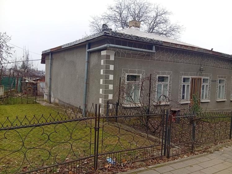 Casă individuală cu 5 camere cu Teren 1314 Mp în Central