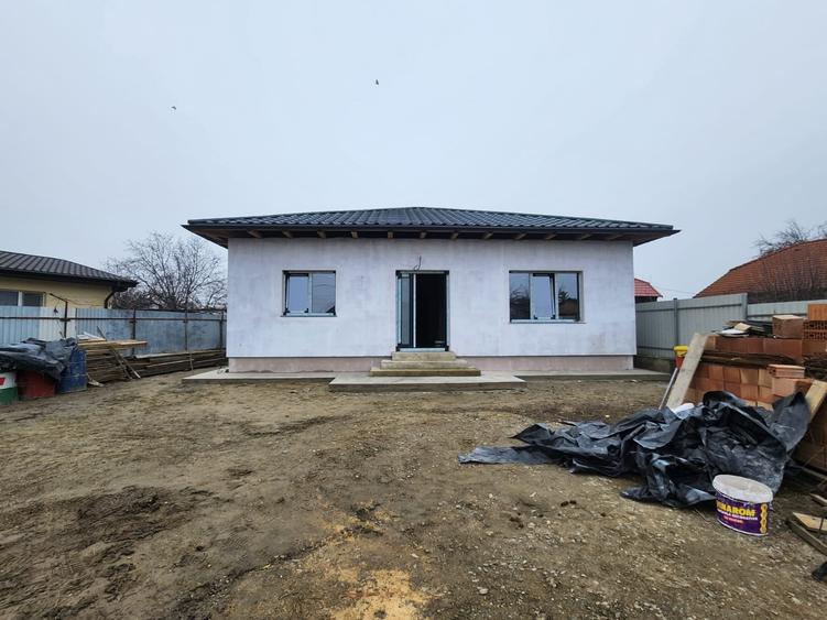 Casă individuală cu 3 camere cu Canalizare în Letea