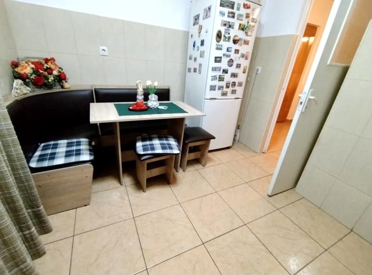 Apartament cu 3 camere decomandat în Cetate