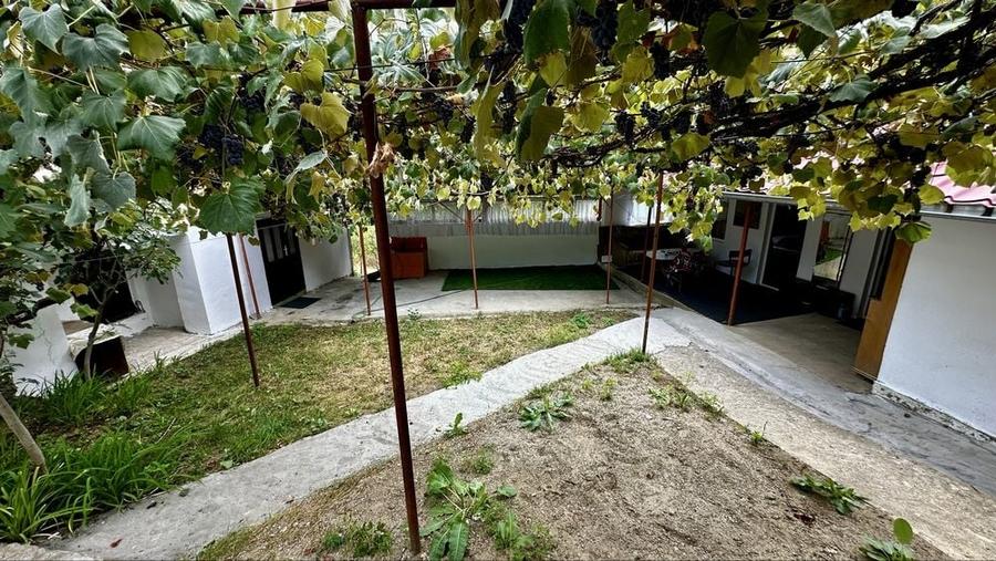 Casă cu 4 camere cu Teren 1000 Mp în Podeni