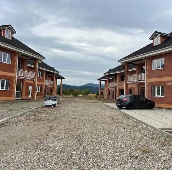 Casă cu Teren 420 Mp în Săvinești