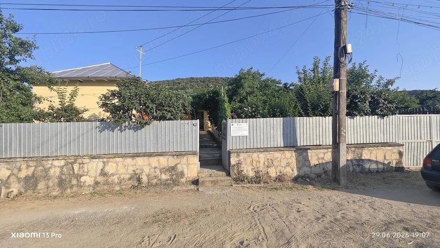 Casă cu 3 camere cu Teren 2400 Mp în Central