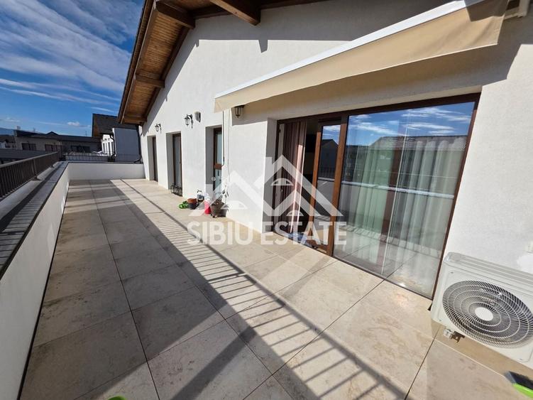Penthouse cu 4 camere decomandat, mobilat în Periferie