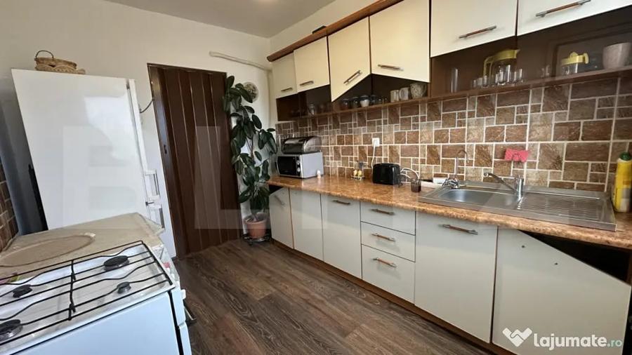 Apartament cu 3 camere decomandat, mobilat în Iosia