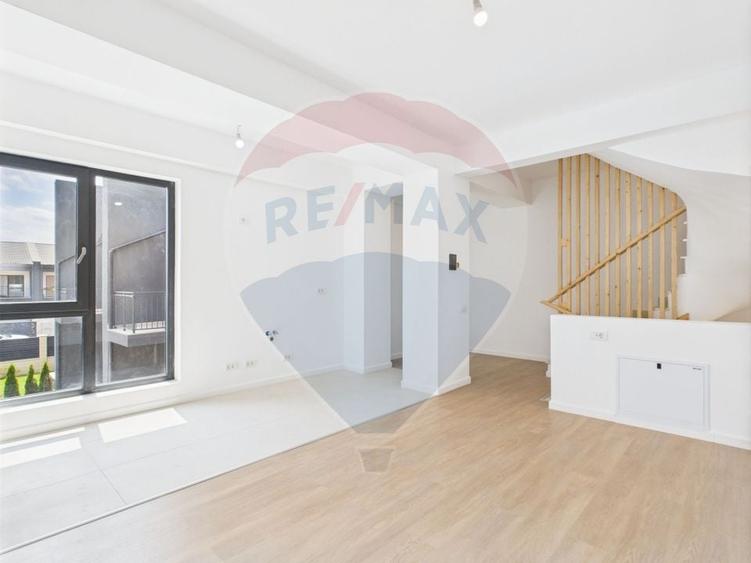 Apartament cu 4 camere semidecomandat în Tunari