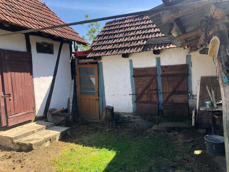 Casă cu 2 camere cu Teren 2300 Mp în Margina