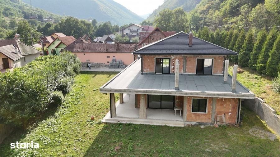 Casă cu 7 camere cu Teren 2666 Mp în Gura Râului
