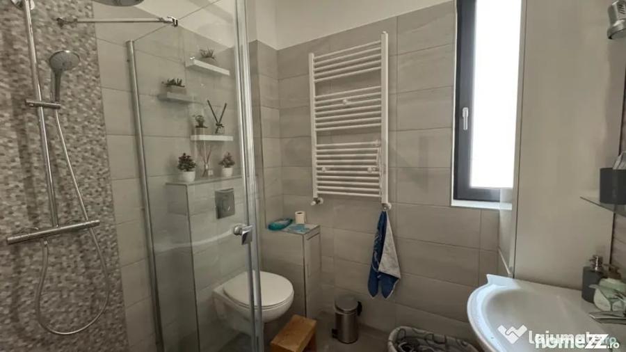 Casă cu 8 camere cu Teren 255 Mp în Titan