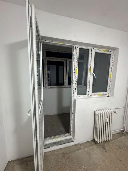 Apartament cu 4 camere semidecomandat în Satu Nou